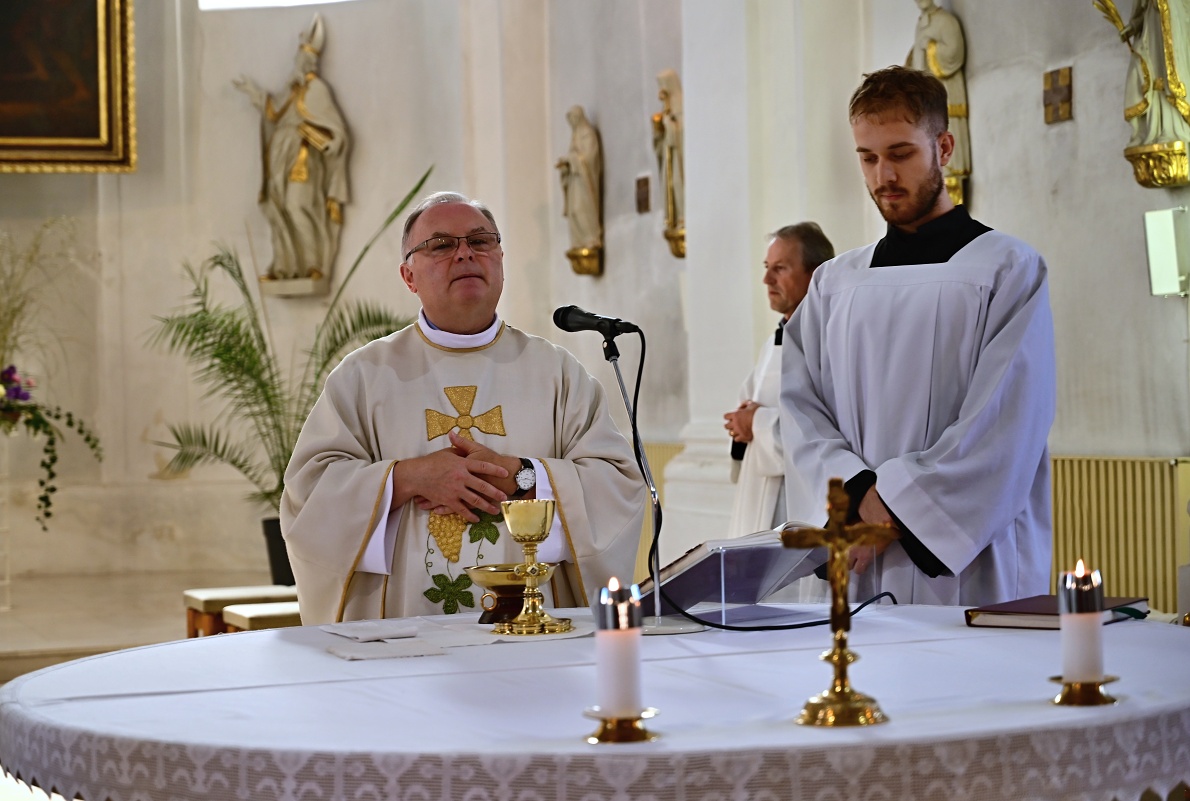 Přivítání p. faráře P. Mariusze Sierpniaka (foto Radka Dvořáková)